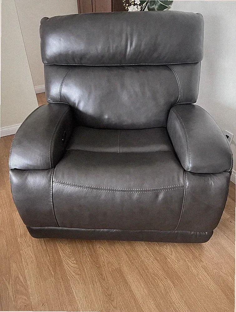 Detachable 2 -Piece recliner. Very good Condition, Slightly used. Price 500$