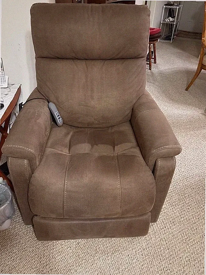 Lift Chair Recliner, Brown, EXCELLENT Condition with Remote Control.